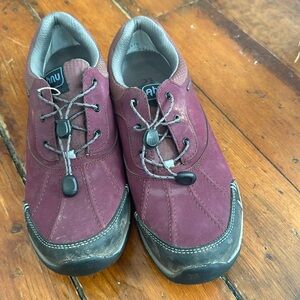 deep purple waterproof hiking shoes. Light dirt barely worn. Ahnu by Teva